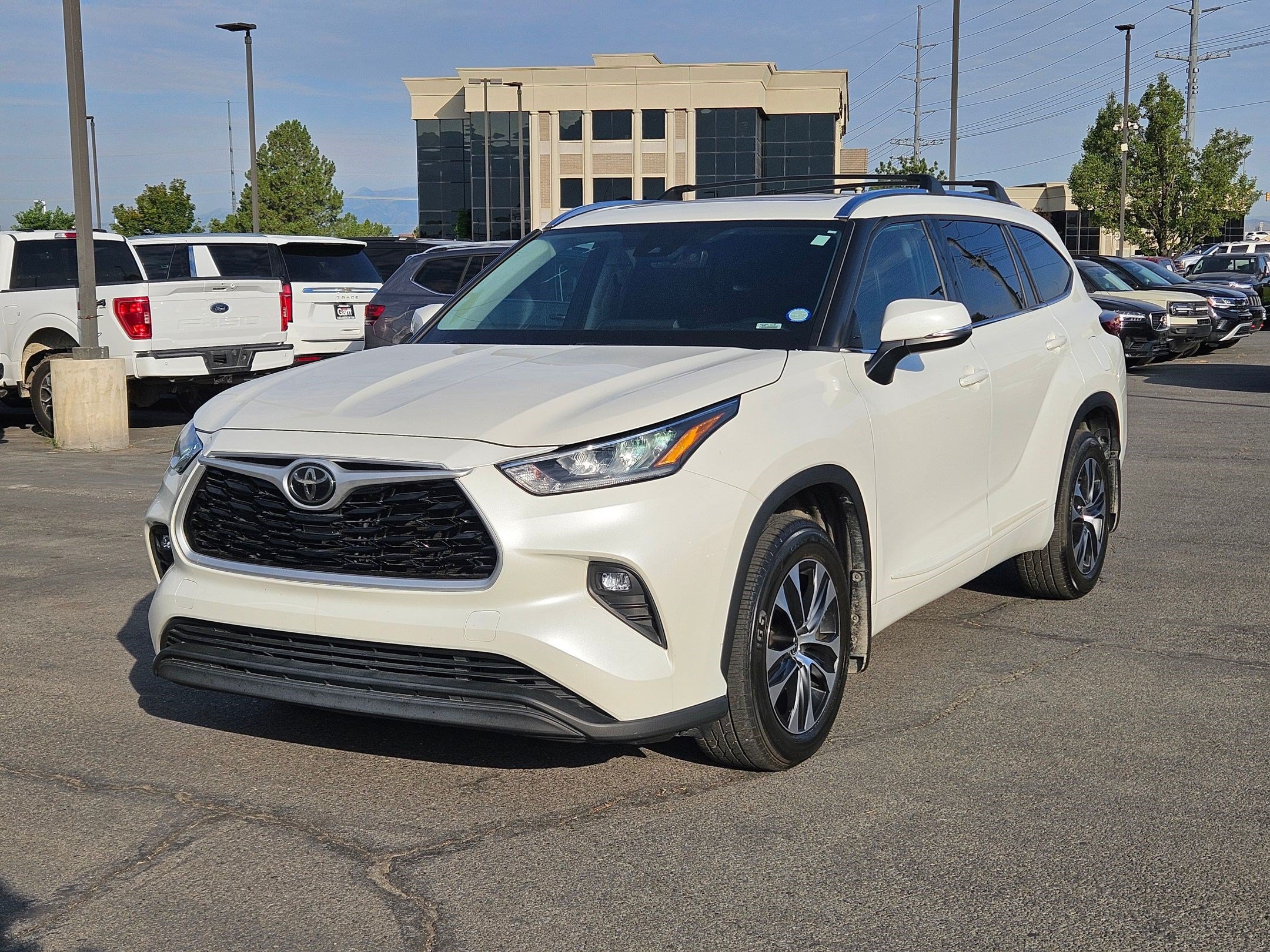 Used 2020 Toyota Highlander XLE AWD/4WD image 19