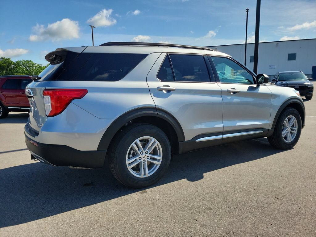 Certified 2024 Ford Explorer XLT w/ Equipment Group 202A AWD/4WD image 4