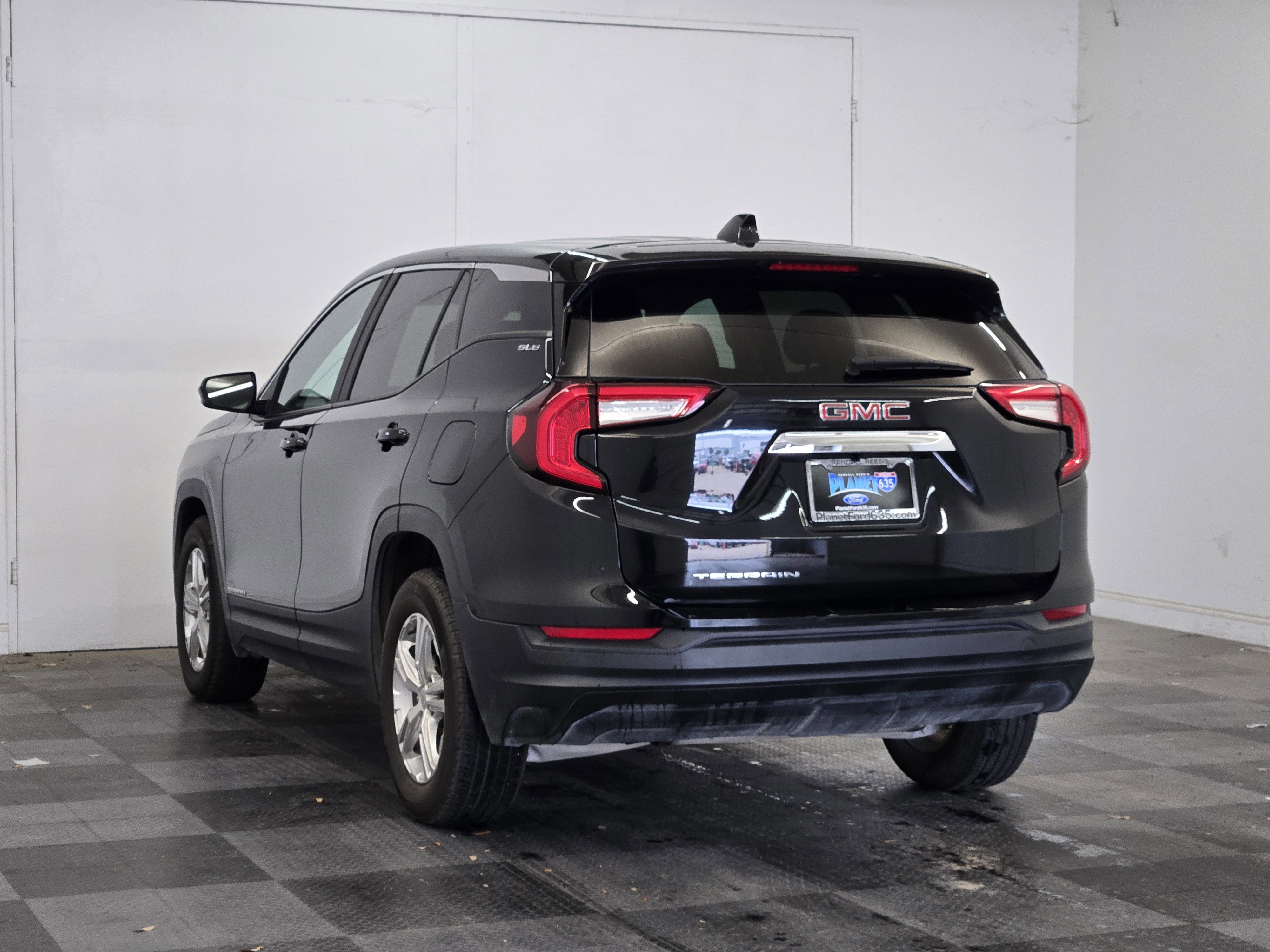 Used 2024 GMC Terrain SLE FWD image 2