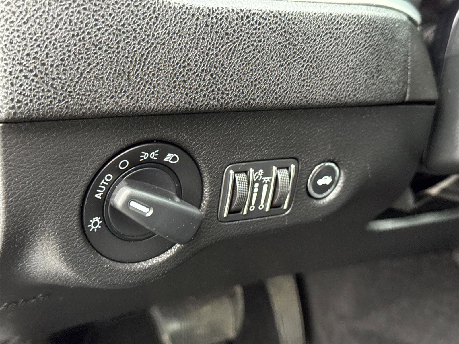 Used 2019 Dodge Charger SXT w/ Leather Interior Group image 29