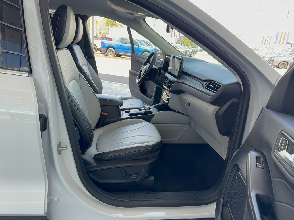 Certified 2025 Ford Escape SE w/ PHEV Premium Package image 13