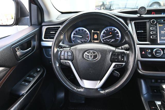 Used 2019 Toyota Highlander XLE AWD/4WD image 32