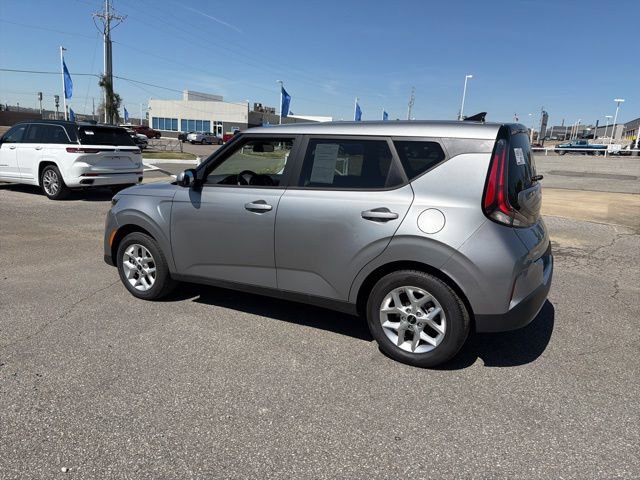 Used 2025 Kia Soul LX w/ LX Technology Package image 2