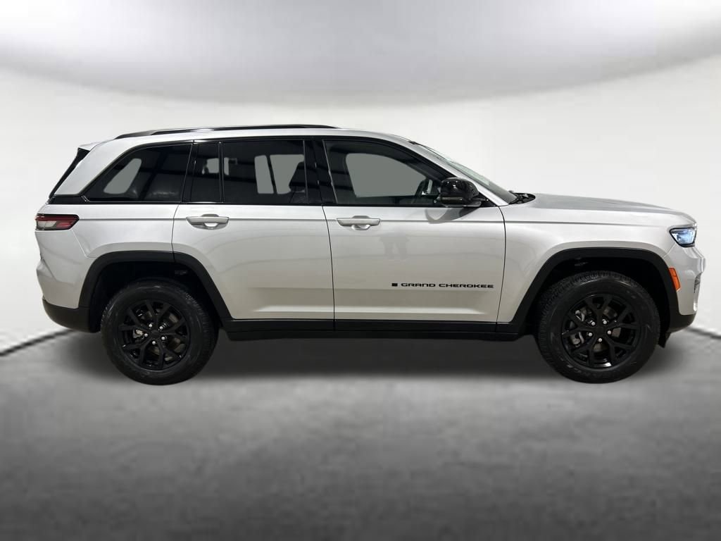 Used 2024 Jeep Grand Cherokee Altitude image 6