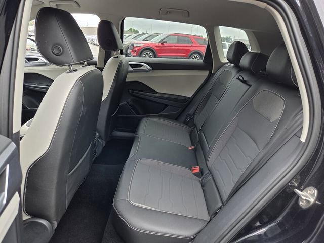 Used 2025 Volkswagen Taos SE FWD image 10