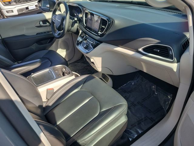 Used 2023 Chrysler Pacifica Touring-L image 21