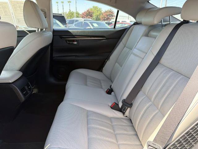 Used 2018 Lexus ES 300h w/ Luxury Package FWD image 19