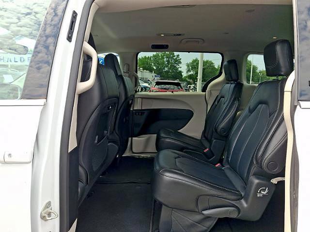 Used 2023 Chrysler Pacifica Touring-L FWD image 11