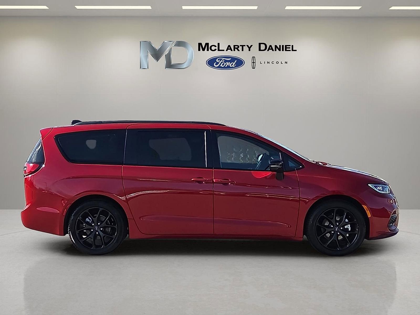 Used 2025 Chrysler Pacifica Limited image 6