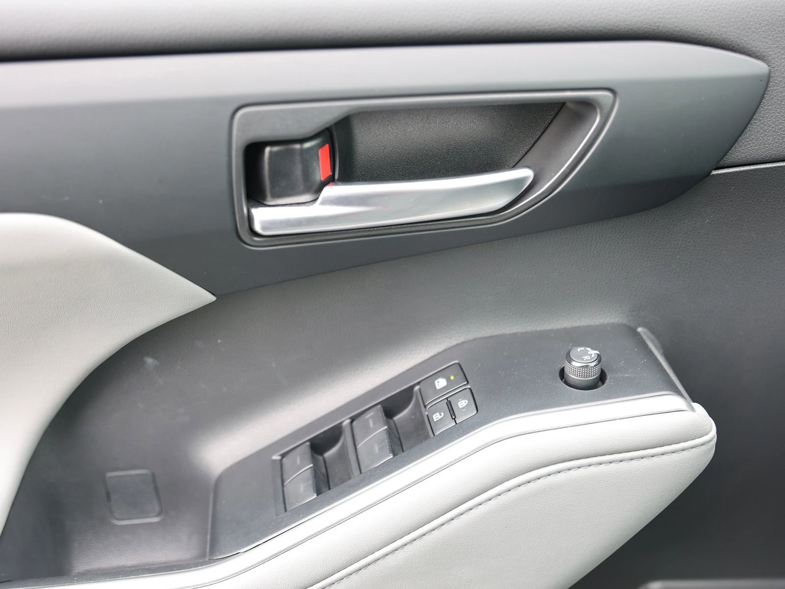 Used 2023 Toyota Highlander XLE AWD/4WD image 39