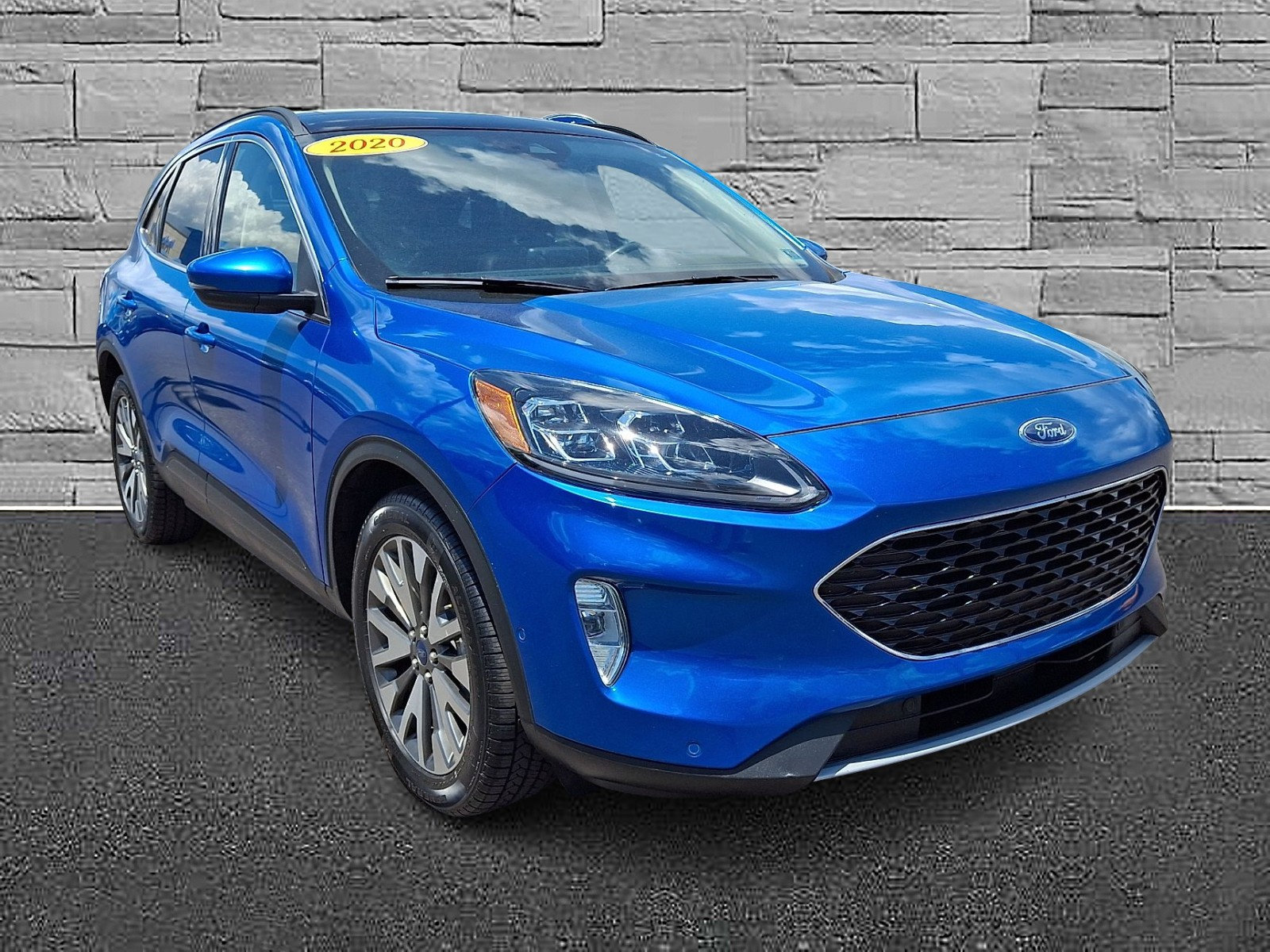 Certified 2020 Ford Escape Titanium w/ Titanium Premium Package 2.0 AWD/4WD image 2