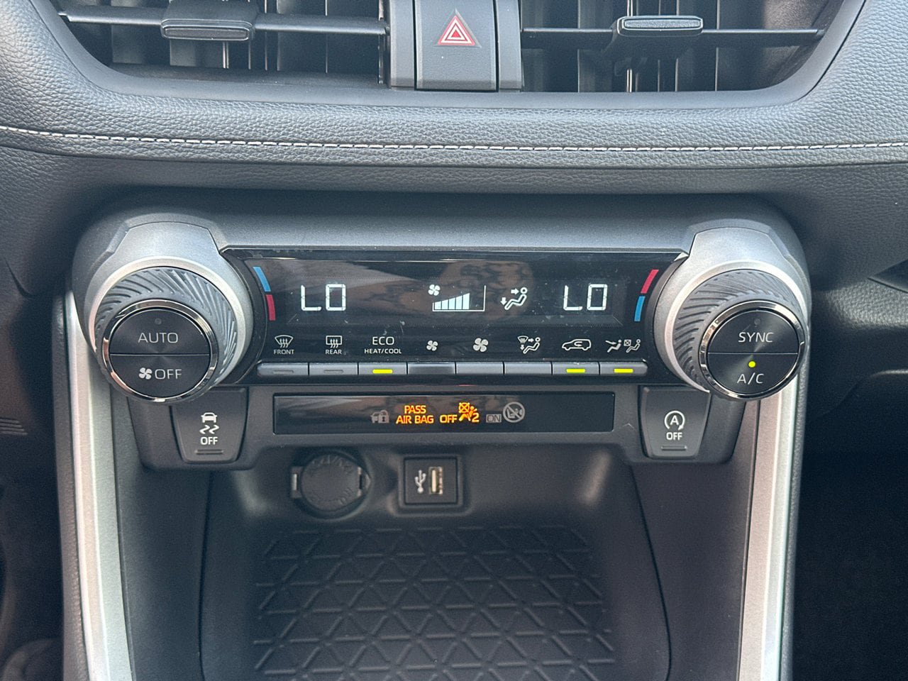 Used 2024 Toyota RAV4 XLE FWD image 31