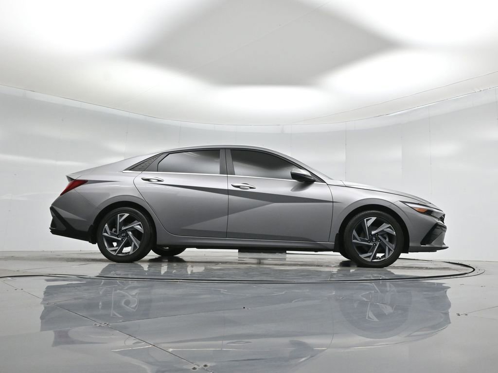 Used 2024 Hyundai Elantra Limited image 10
