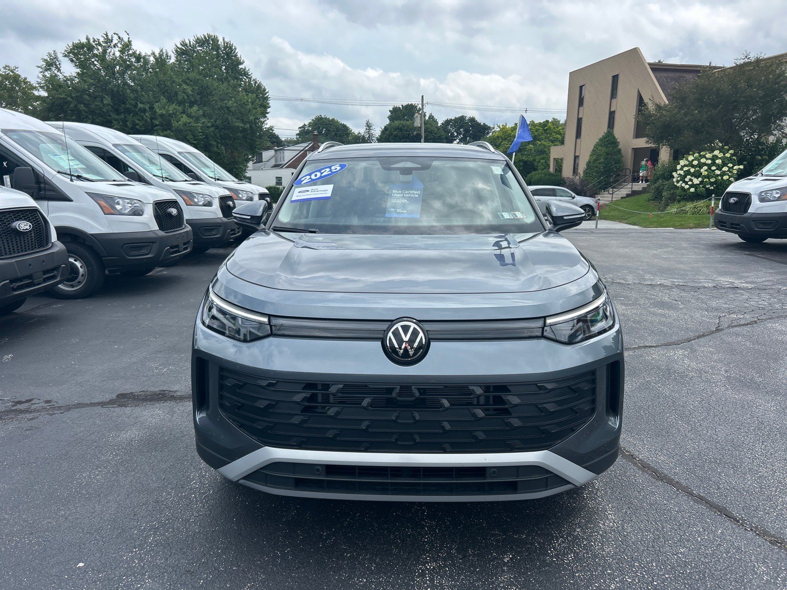 Used 2025 Volkswagen Tiguan SE AWD/4WD image 2