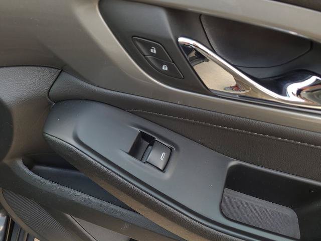 Used 2023 Chevrolet Traverse LT FWD image 9