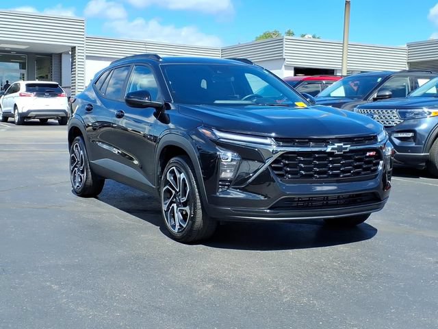Used 2025 Chevrolet Trax RS w/ Driver Confidence Package FWD image 3
