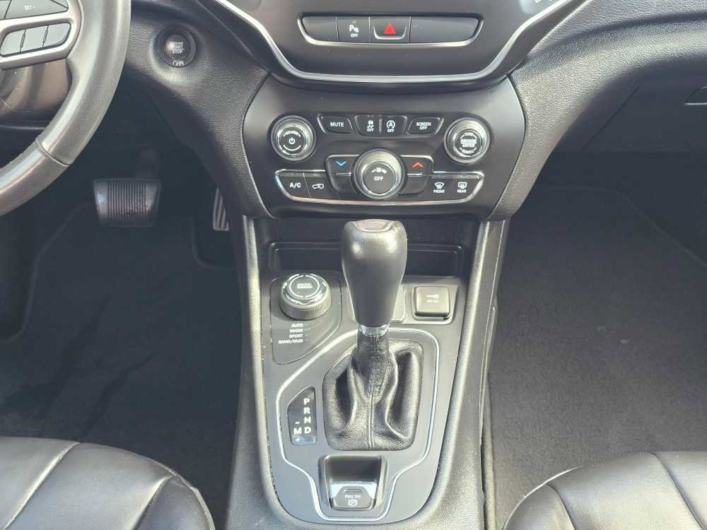 Used 2020 Jeep Cherokee Latitude Plus AWD/4WD image 13
