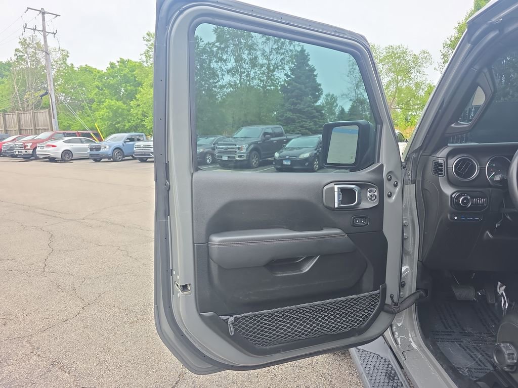 Used 2022 Jeep Wrangler Unlimited Sahara w/ Cold Weather Group AWD/4WD image 17