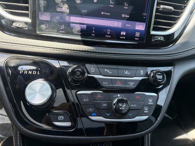 Used 2025 Chrysler Pacifica Limited FWD image 19