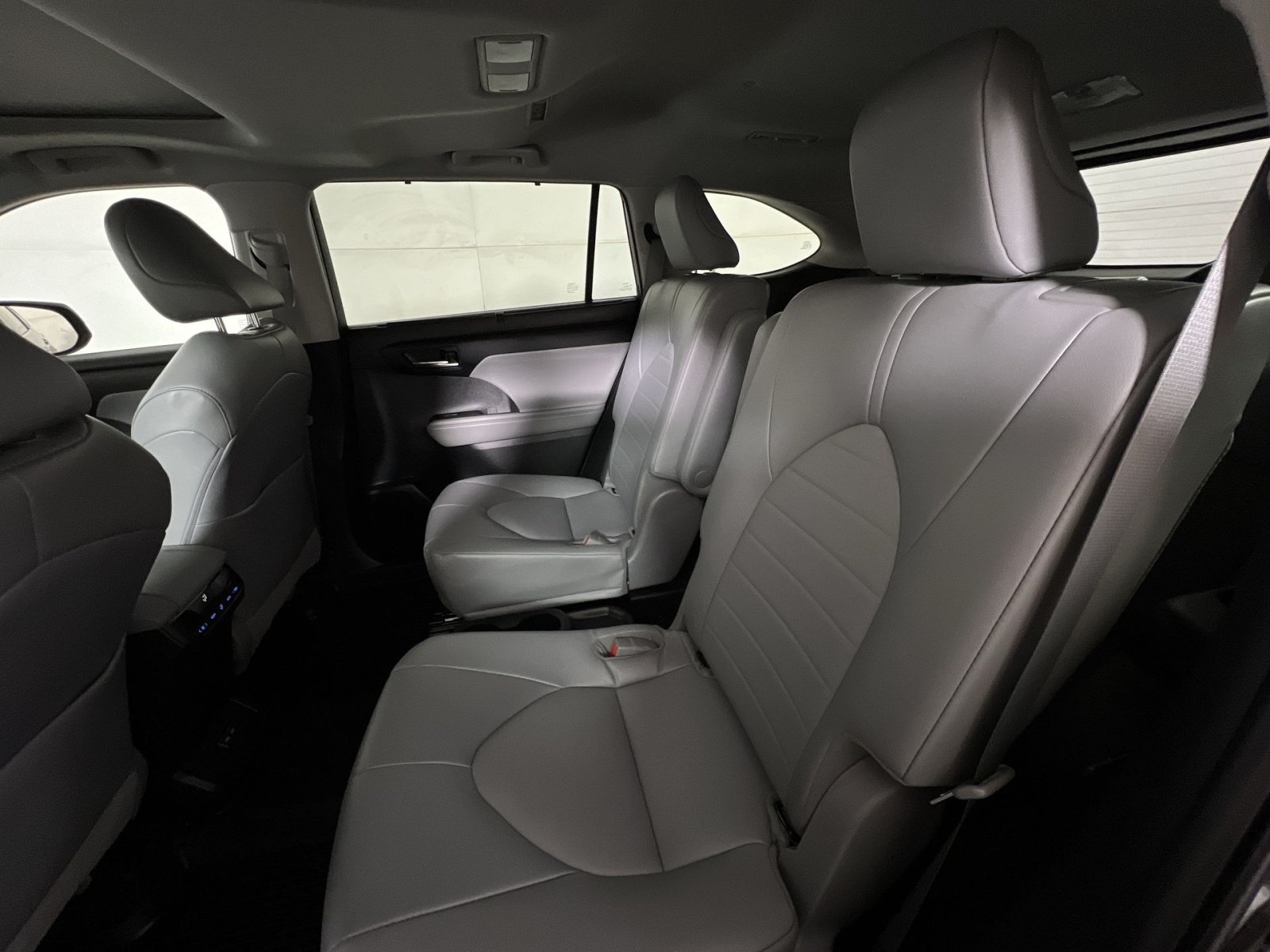 Used 2022 Toyota Highlander XLE AWD/4WD image 24