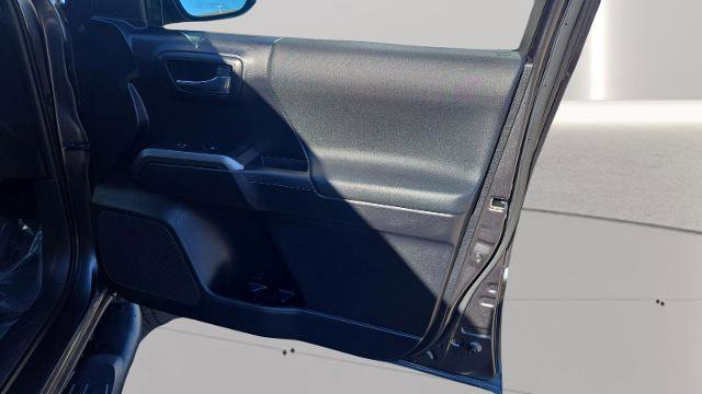 Used 2018 Toyota Tacoma TRD Off-Road w/ Technology Package image 24