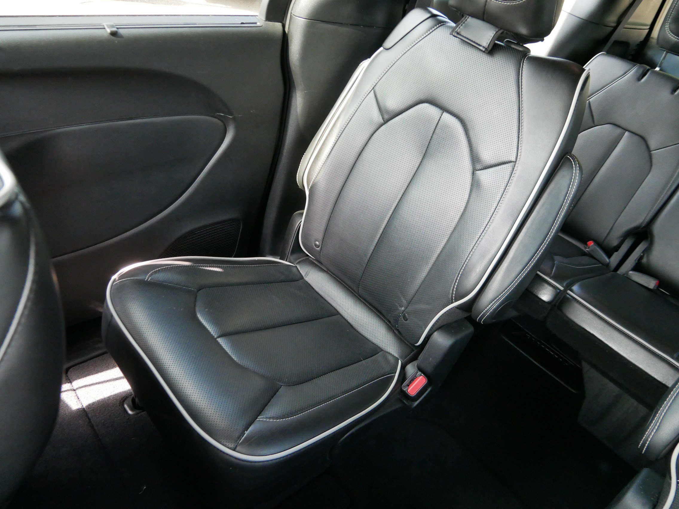 Used 2026 Chrysler Pacifica Limited w/ S Appearance Package FWD image 12