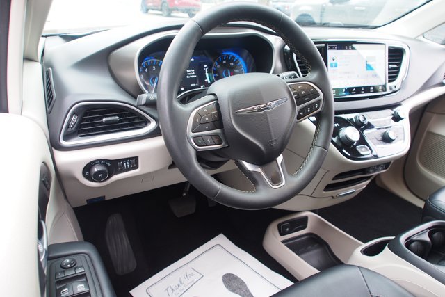 Used 2024 Chrysler Pacifica Touring-L FWD image 19