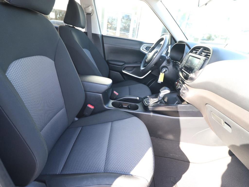 Used 2025 Kia Soul LX w/ LX Technology Package image 14