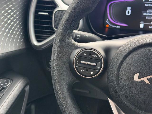 Used 2025 Kia Soul LX w/ LX Technology Package FWD image 16