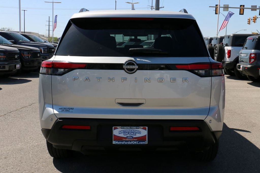 Used 2025 Nissan Pathfinder SV image 6