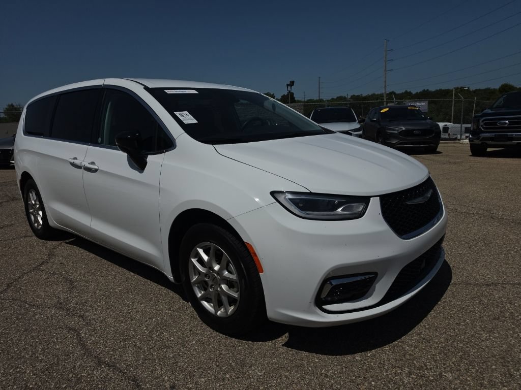 Used 2024 Chrysler Pacifica Touring-L FWD video 1