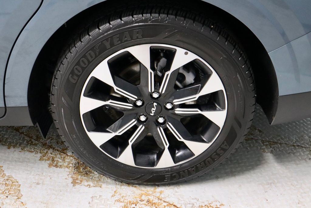 Used 2023 Kia Carnival EX FWD image 19