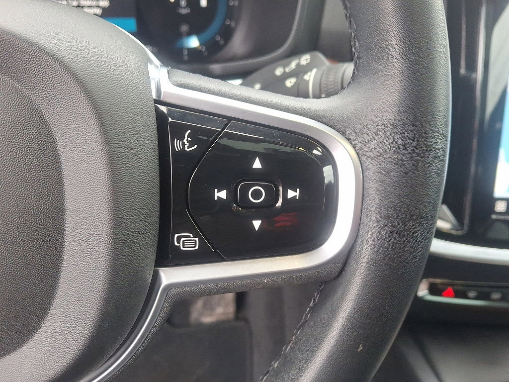 Used 2023 Volvo V60 B5 Cross Country Plus image 29