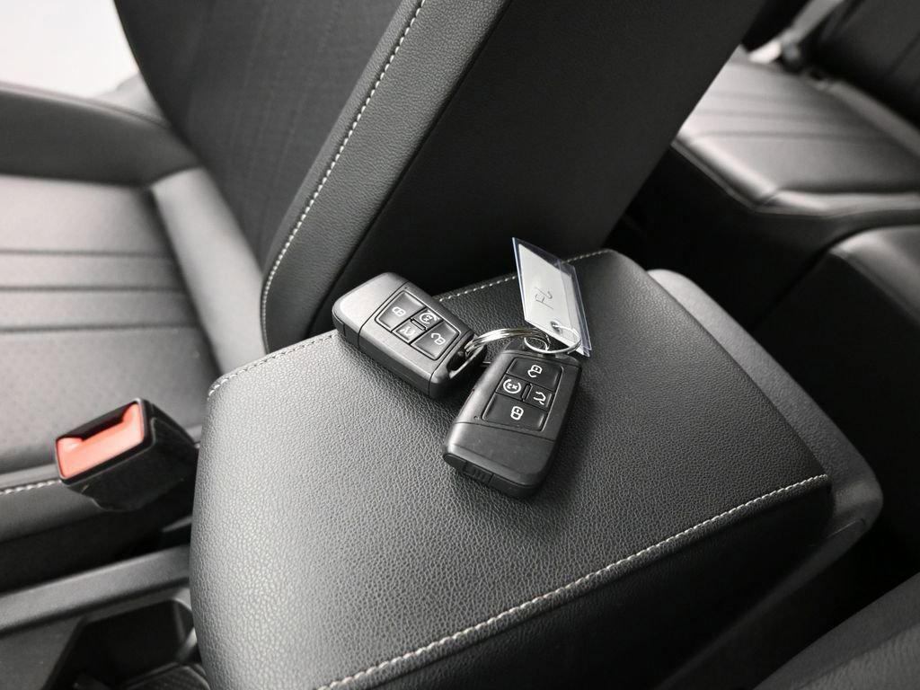 Used 2023 Volkswagen Tiguan SE w/ Panoramic Sunroof Package image 43