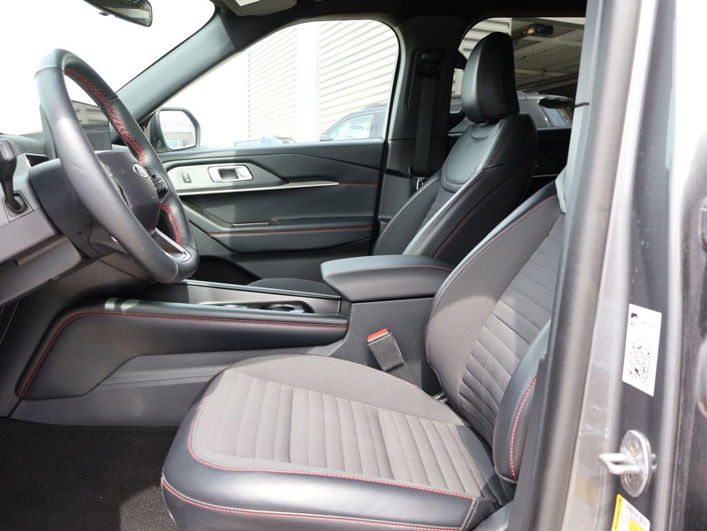 Certified 2025 Ford Explorer ST-Line w/ ST-Line Street Pack AWD/4WD image 24