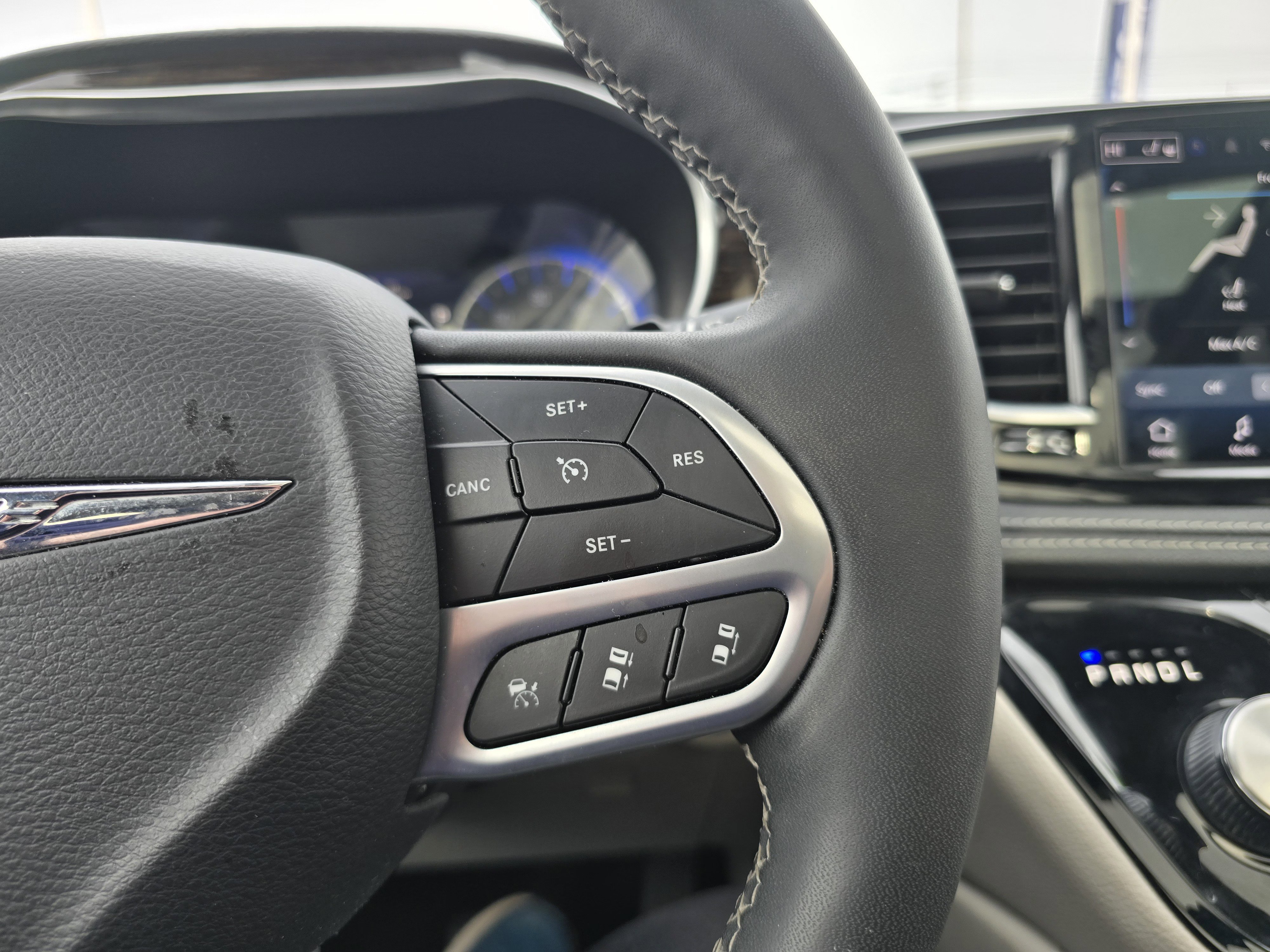 Used 2023 Chrysler Pacifica Limited FWD image 23