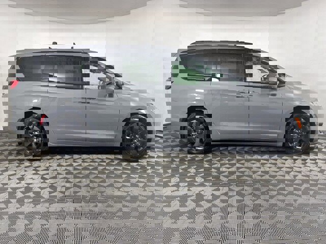 Used 2020 Chrysler Pacifica Limited w/ Advanced Safetytec Group image 2