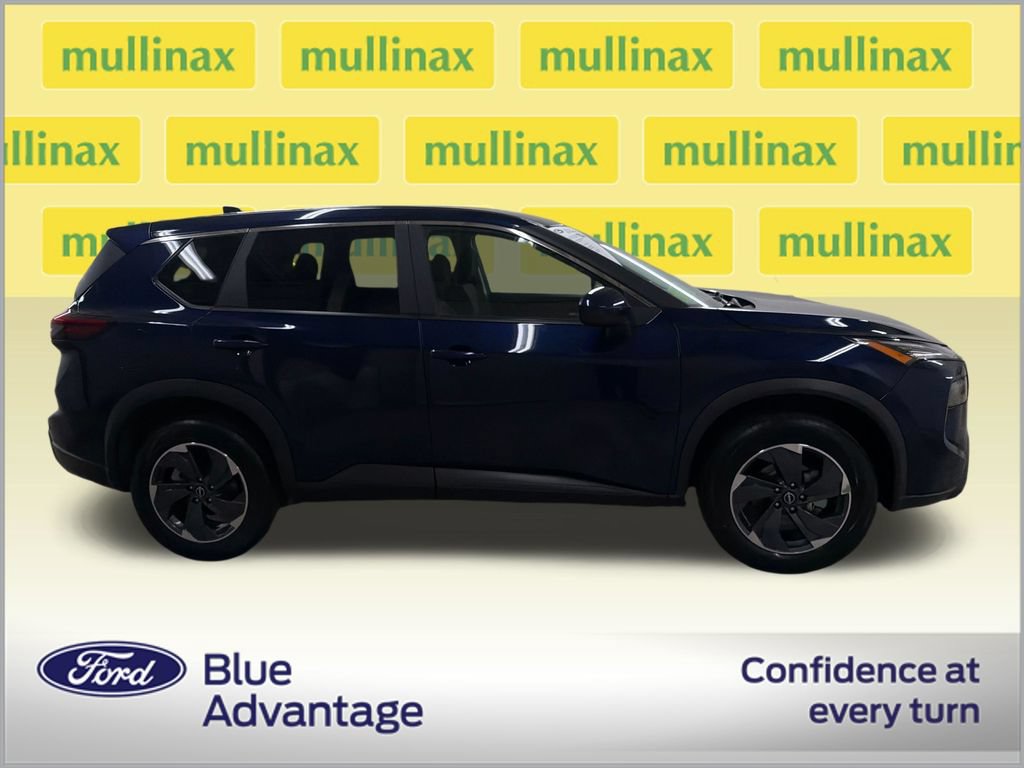 Used 2024 Nissan Rogue SV FWD image 2