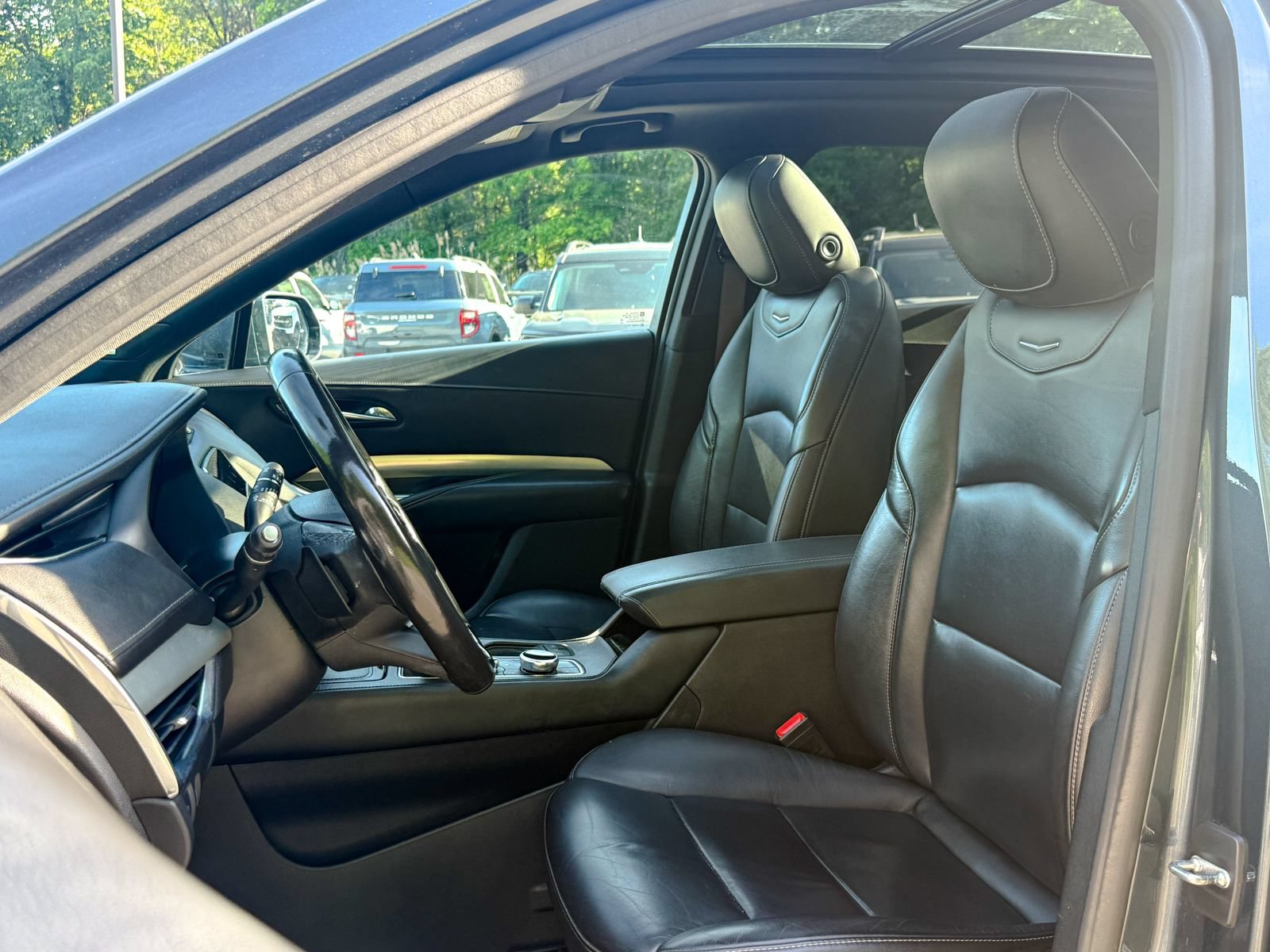 Used 2020 Cadillac XT4 Premium Luxury w/ Cold Weather Package AWD/4WD image 17
