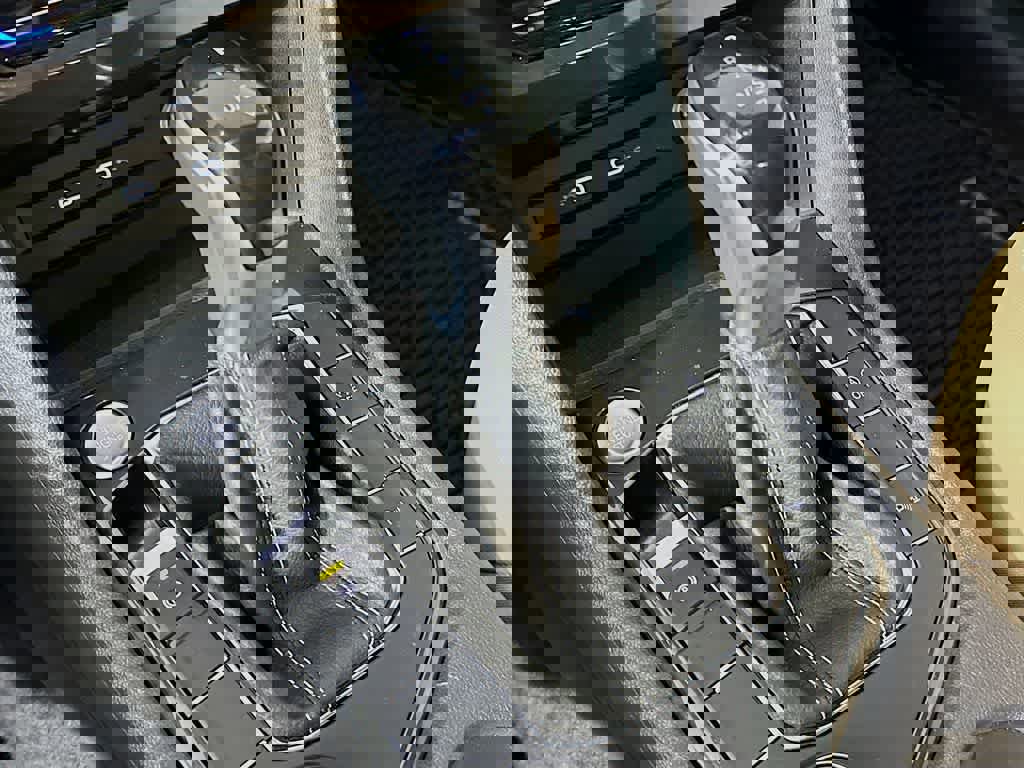 Used 2024 Volkswagen Tiguan SE R-Line image 22