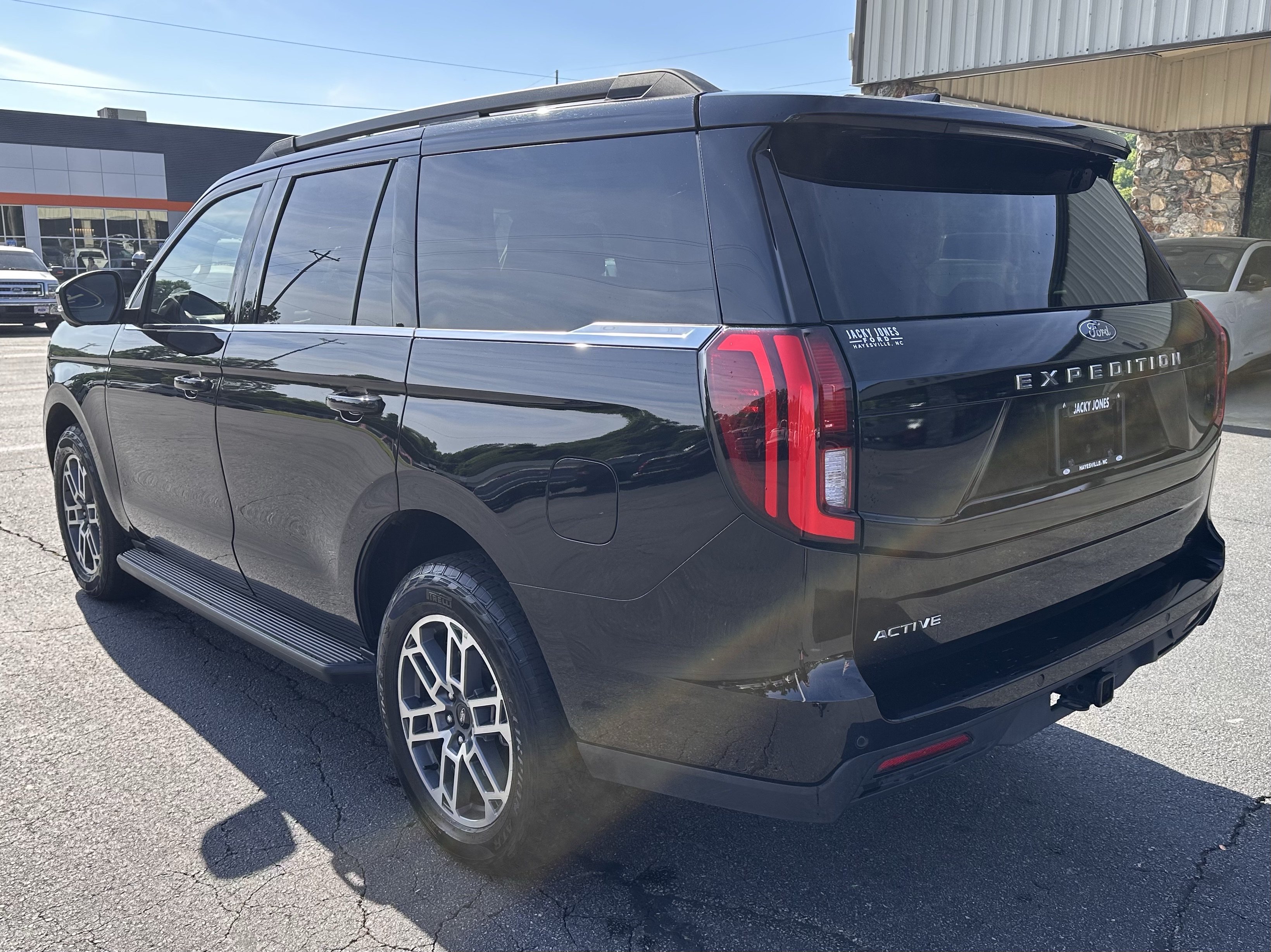 Certified 2025 Ford Expedition Active AWD/4WD image 8