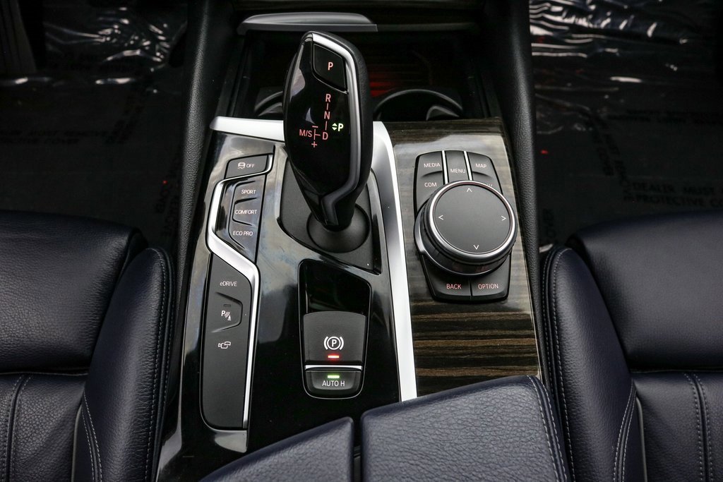 Used 2020 BMW 530e w/ M Sport Package image 22