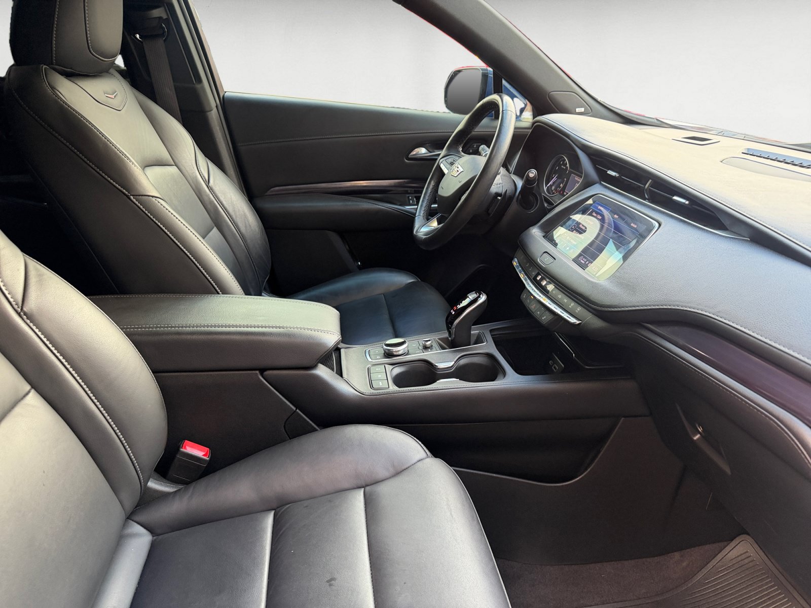 Used 2023 Cadillac XT4 Luxury w/ Cold Weather Package FWD image 15