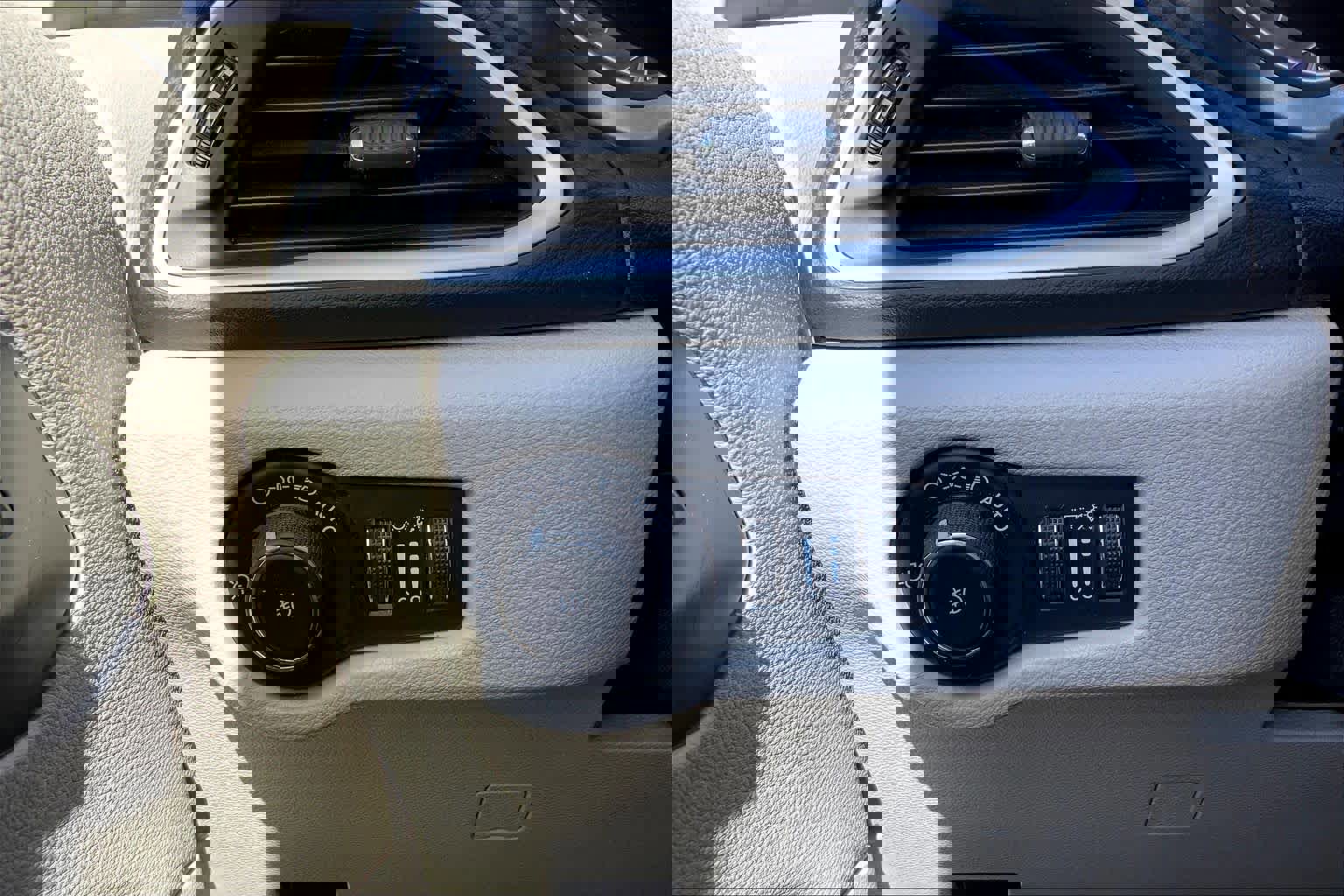 Used 2024 Chrysler Pacifica Touring-L image 36