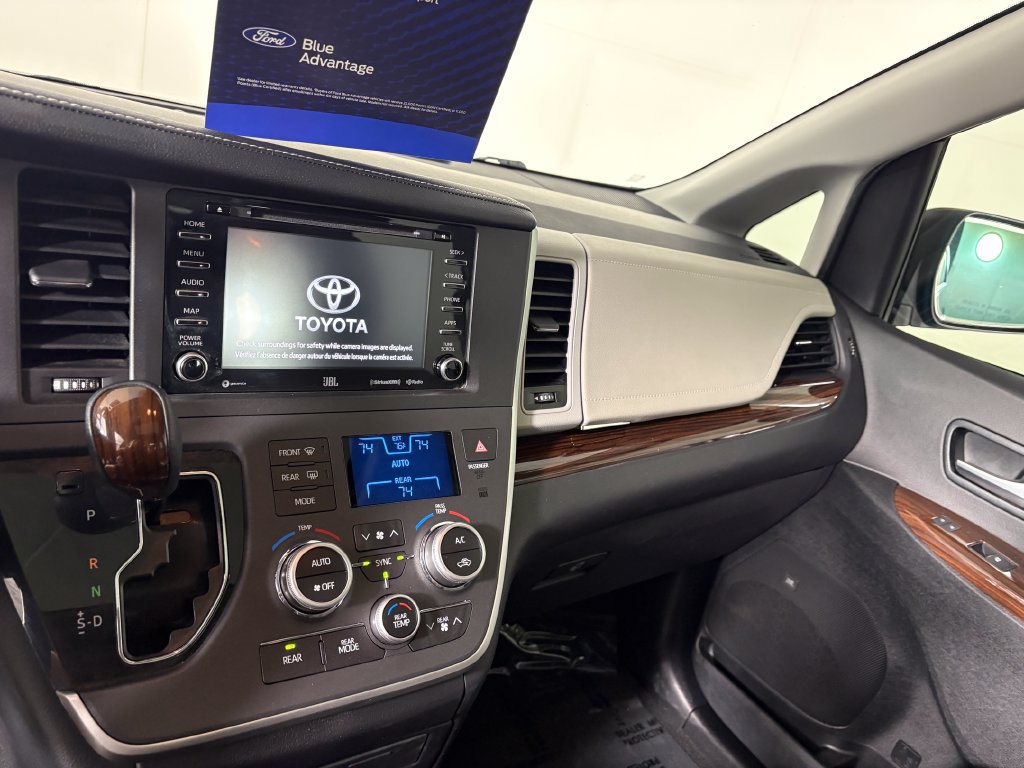 Used 2020 Toyota Sienna Limited Premium w/ Carpet Mat Package FWD image 17