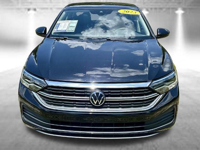 Used 2023 Volkswagen Jetta SE w/ Panoramic Sunroof Package FWD image 2