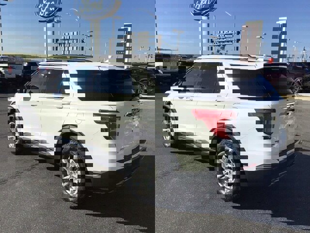 Certified 2022 Ford Explorer XLT w/ Equipment Group 202A image 3