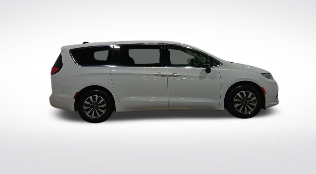 Used 2024 Chrysler Pacifica Select image 2