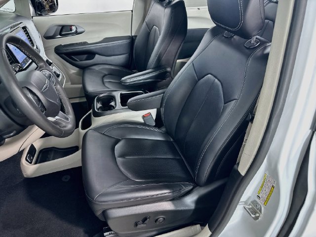 Used 2024 Chrysler Pacifica Touring-L FWD image 21