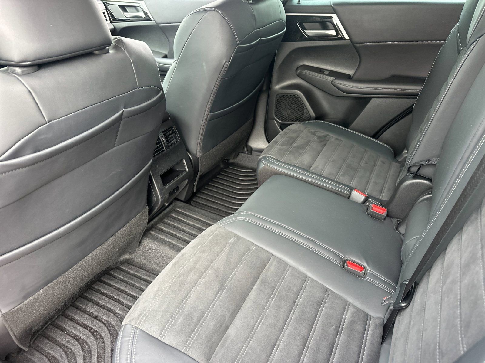 Used 2023 Mitsubishi Outlander 4WD Plug-In Hybrid image 11